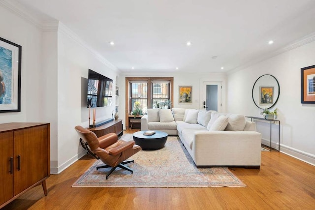 living area with baseboards, light wood finished floors, recessed lighting, and crown molding