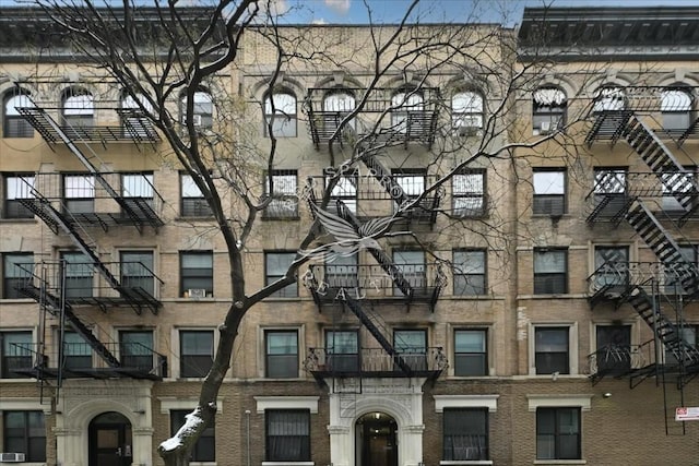 view of apartment building / complex