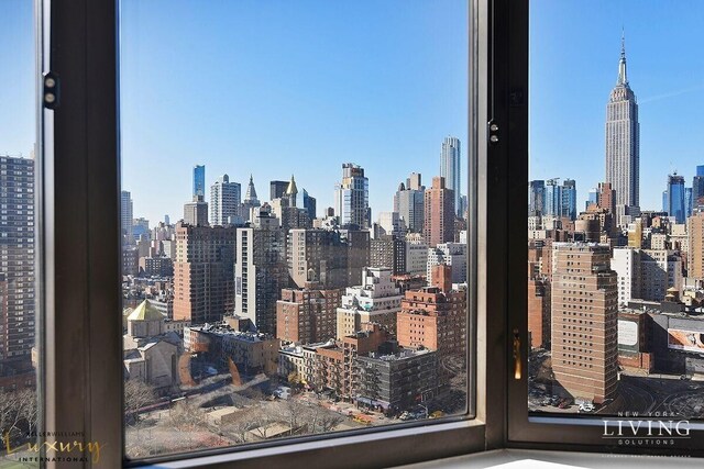 330 E 38th St Unit 24A, New York City, NY 10016 - skyline view