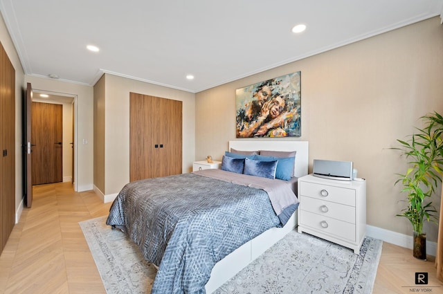 bedroom with recessed lighting, a closet, baseboards, and crown molding