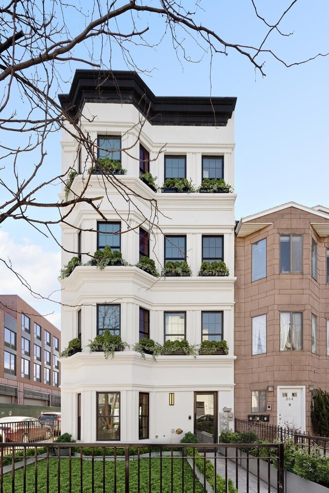 view of front facade featuring fence and a front lawn