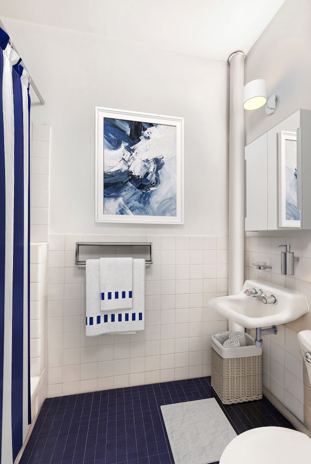 full bath with tile walls, a shower with curtain, and toilet