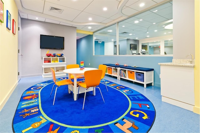 recreation room featuring visible vents, recessed lighting, baseboards, and a drop ceiling