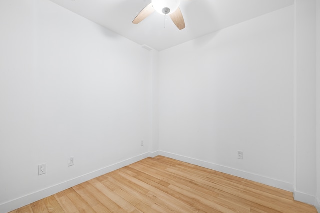 unfurnished room featuring light wood finished floors, baseboards, and a ceiling fan