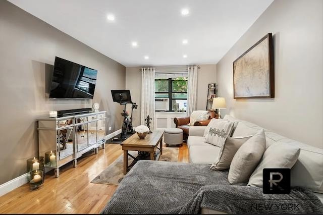 living area featuring recessed lighting, light wood-style flooring, and baseboards