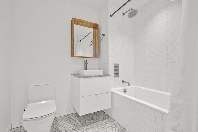 bathroom featuring baseboards, toilet, tiled shower / bath combo, tile patterned floors, and vanity