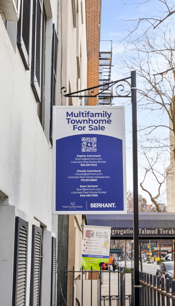 131 E 29th St, New York City, NY 10016 - exterior view of parking and a chandelier