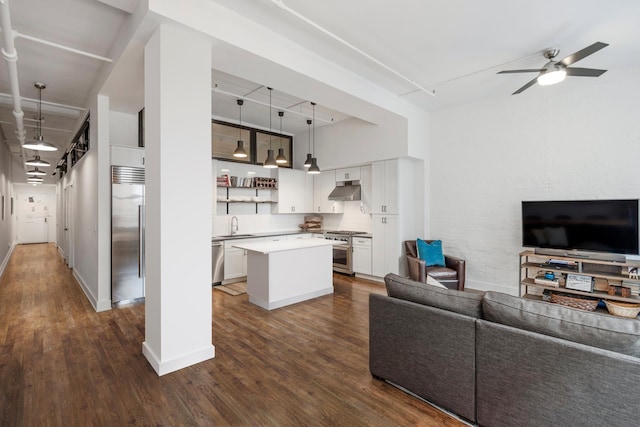 living room featuring dark wood-style flooring, ceiling fan, and baseboards