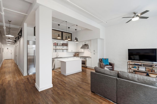 living area featuring ceiling fan and dark wood-style flooring