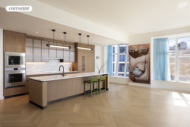 kitchen featuring a spacious island, visible vents, backsplash, and modern cabinets