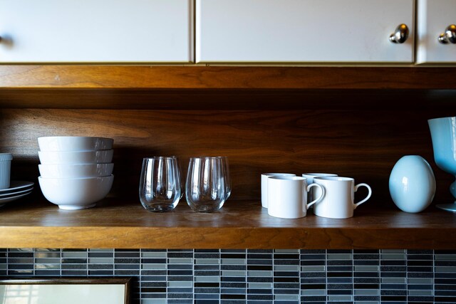 details with crown molding and baseboards