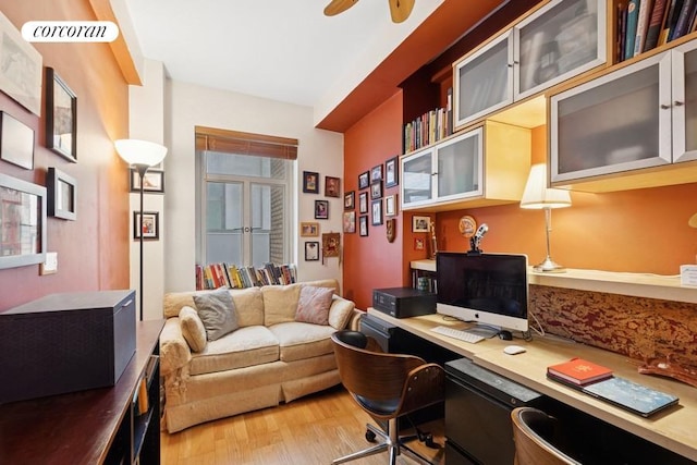 office area featuring light wood-style flooring, a ceiling fan, visible vents, and built in study area