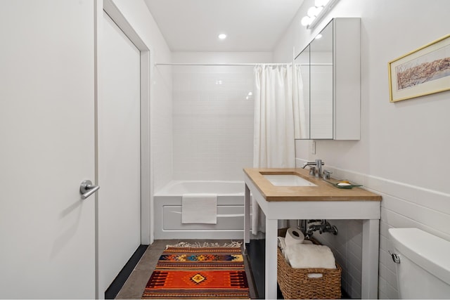 365 Bridge St Unit 2P, New York City, NY 11201 - bathroom with toilet, a sink, shower / bath combo with shower curtain, and recessed lighting