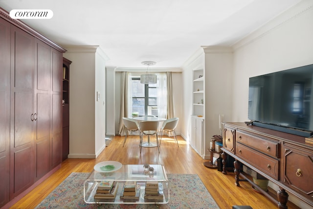 living area with light wood-style flooring, baseboards, visible vents, and ornamental molding