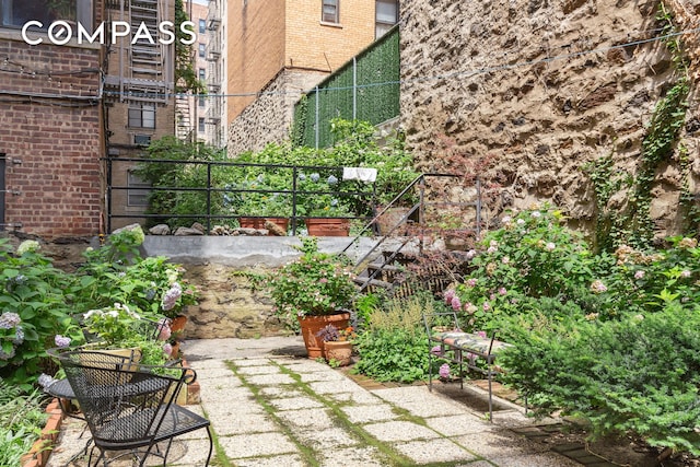 view of yard featuring a garden