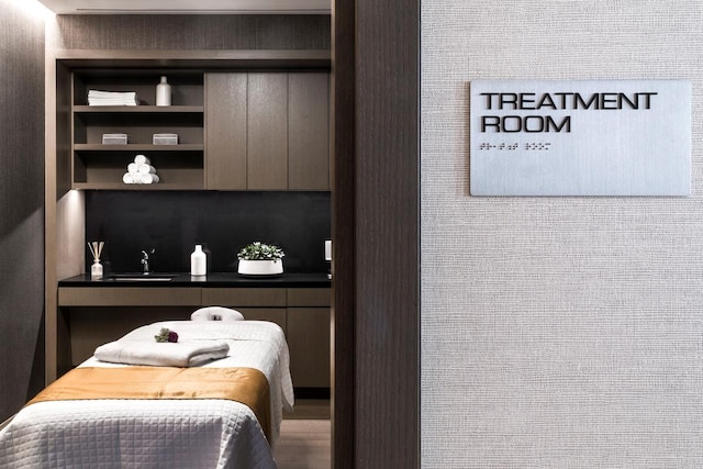 50 W St Unit Ph58B, New York City, NY 10006 - bedroom featuring a sink