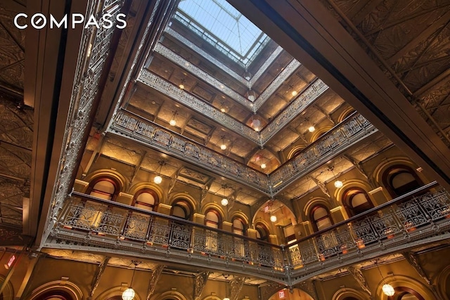 room details featuring a skylight