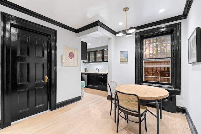 dining space featuring light wood-style flooring, recessed lighting, baseboards, and ornamental molding