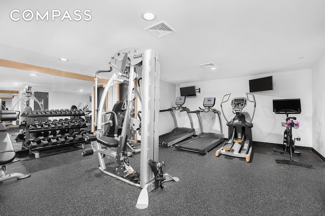 gym featuring visible vents, recessed lighting, and baseboards