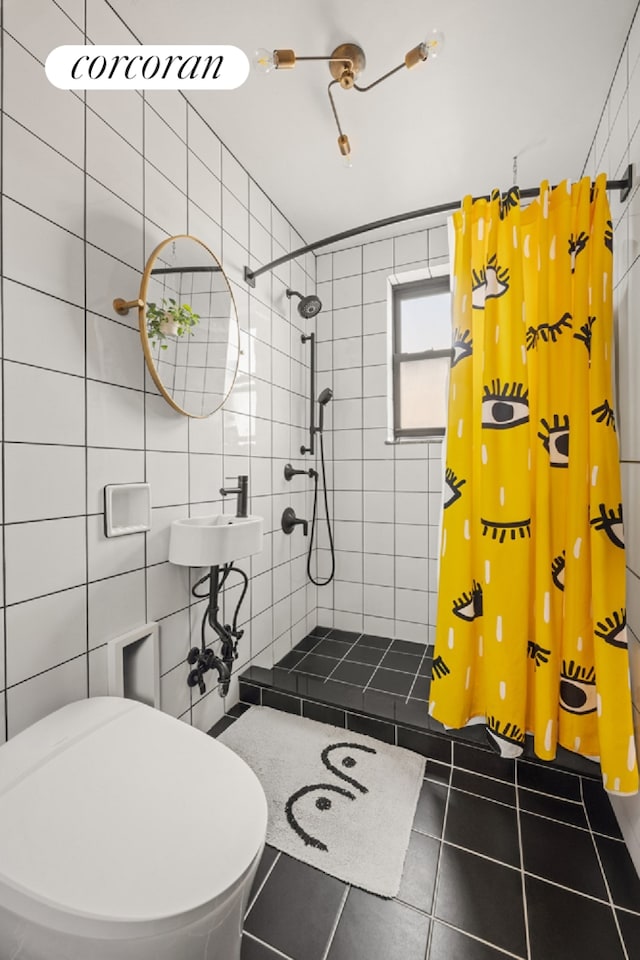 full bath featuring a tile shower, tile patterned flooring, toilet, and tile walls