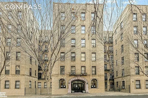 view of apartment building / complex
