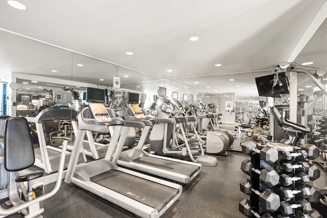 workout area featuring recessed lighting