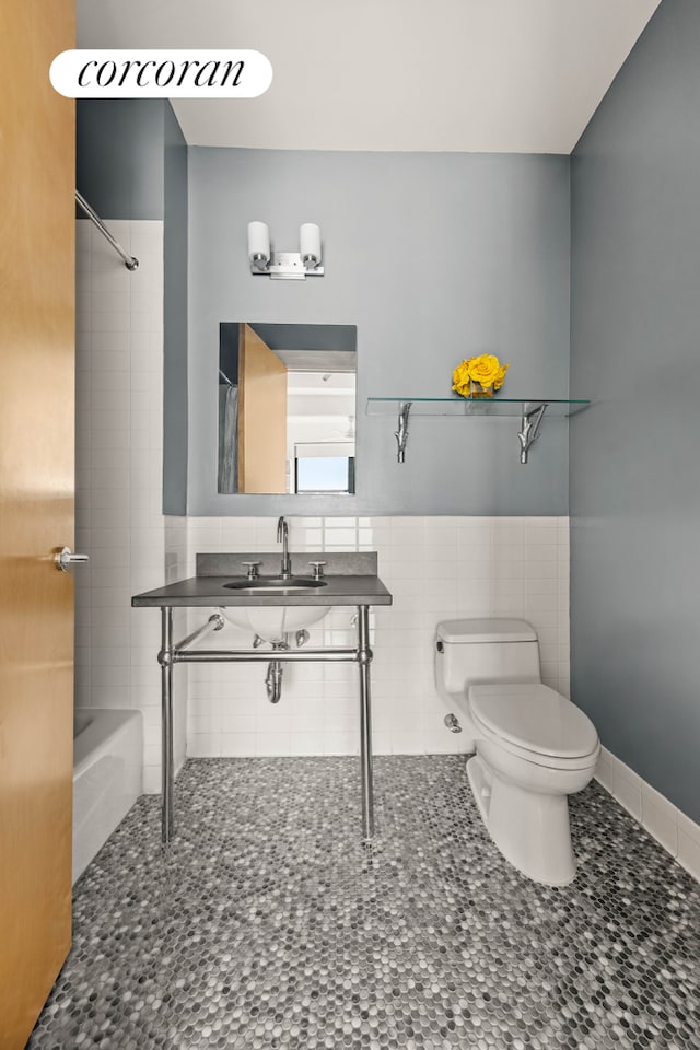 70 Washington St Unit 9G, New York City, NY 11201 - full bathroom featuring a sink, toilet, and shower / tub combo with curtain