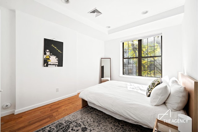 bedroom featuring visible vents, recessed lighting, baseboards, and wood finished floors