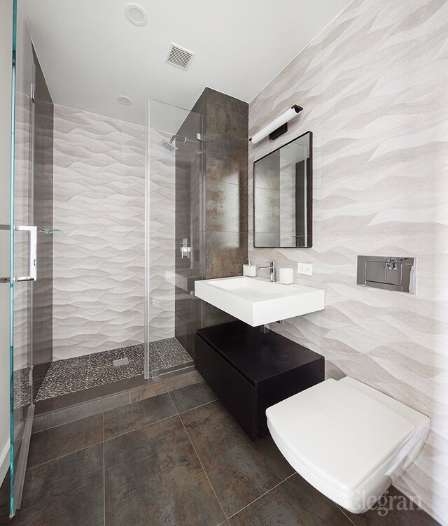 1 York St Unit 4-F, New York City, NY 10013 - bathroom featuring a sink, tile walls, tiled shower, and visible vents