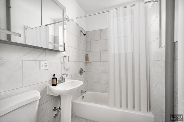 full bath featuring toilet, a sink, tile walls, shower / tub combo, and decorative backsplash