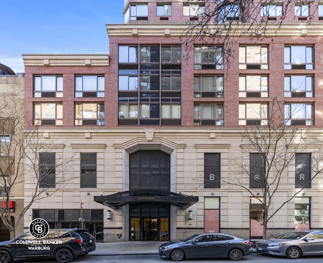 view of apartment building / complex