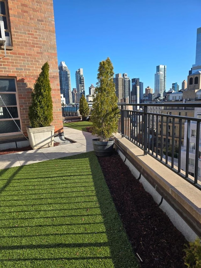 view of yard featuring a view of city