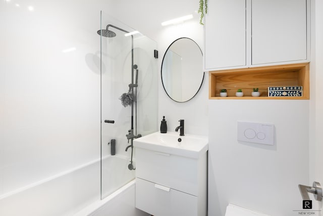 bathroom with vanity and bathing tub / shower combination