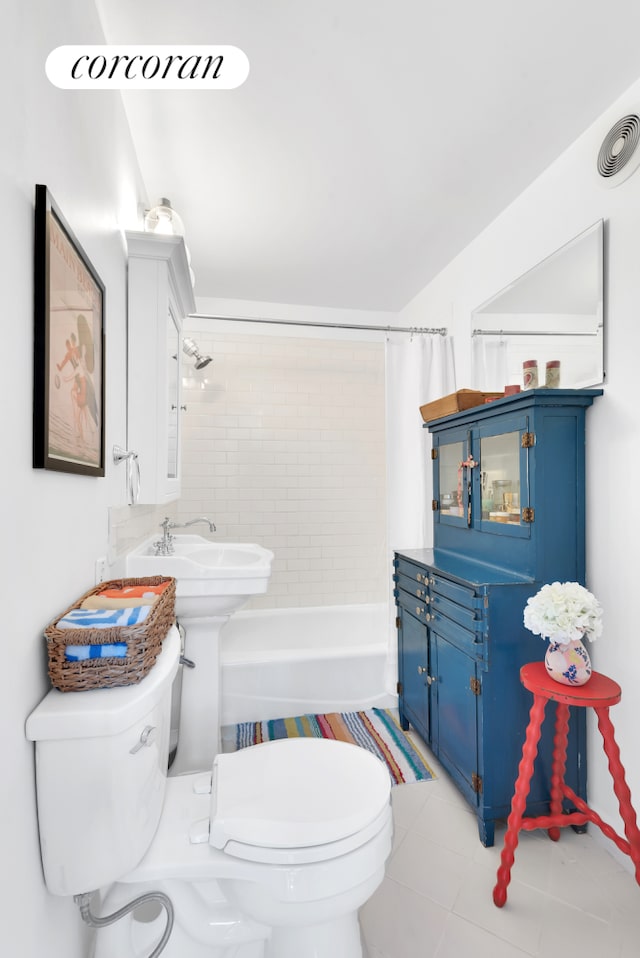 full bath featuring shower / bath combo with shower curtain, toilet, and visible vents