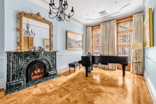 living area with visible vents, baseboards, a chandelier, and crown molding