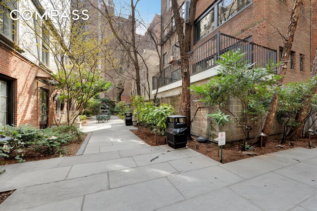 219 E 49th St, New York City, NY 10017 - surrounding community featuring a patio area