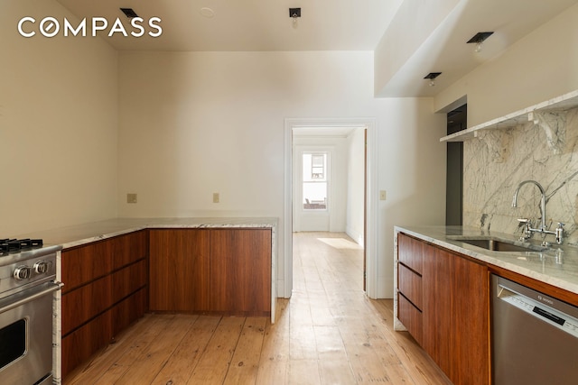 125 W 15th St, New York City, NY 10011 - kitchen with stainless steel appliances, a sink, modern cabinets, and tasteful backsplash