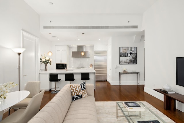 living area with dark wood-type flooring and baseboards