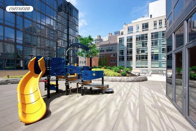 555 W 59th St Unit 18G, New York City, NY 10019 - surrounding community featuring a city view