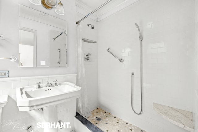 full bathroom featuring a tile shower and tile walls