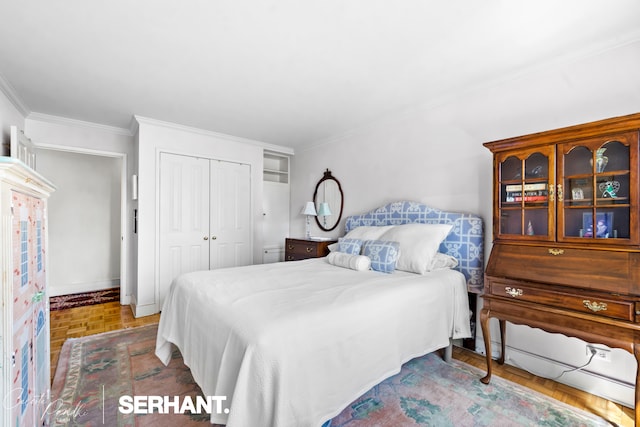 bedroom featuring a closet, ornamental molding, and baseboards