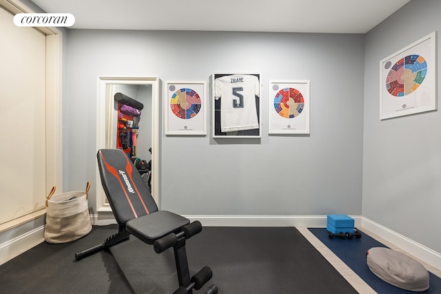 exercise room featuring baseboards