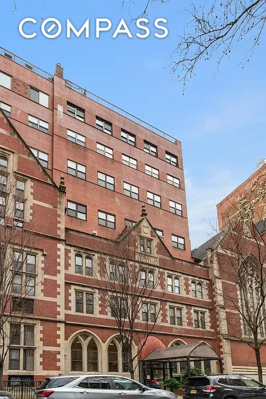 view of apartment building / complex