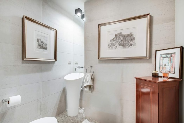 20 Sutton Pl S Unit 16/17Ef, New York City, NY 10022 - bathroom featuring tile walls