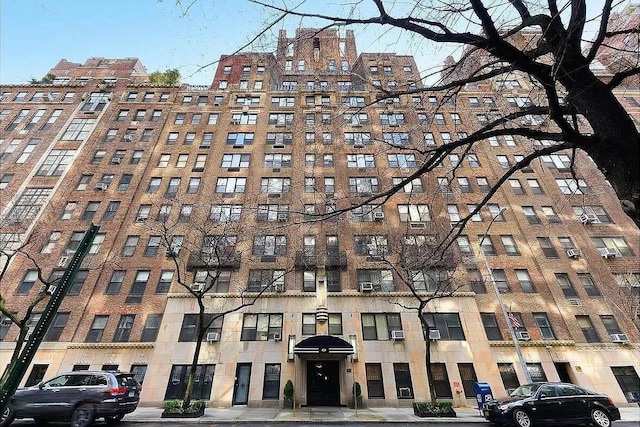 view of apartment building / complex