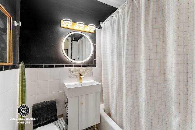 240 E 32nd St Unit 1A, New York City, NY 10016 - full bath featuring pet washing station, tile walls, and shower / bath combo