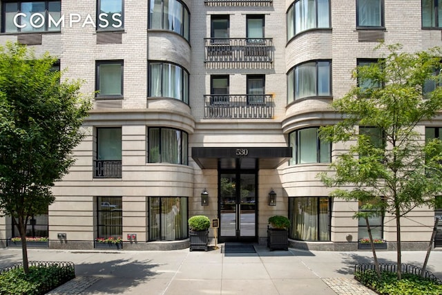 view of apartment building / complex