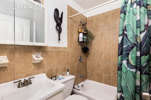 full bathroom featuring backsplash, toilet, a sink, and shower / bathtub combination with curtain