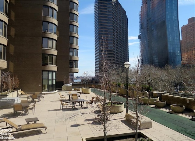 330 E 38th St Unit 51Ef, New York City, NY 10016 - view of property's community with a patio