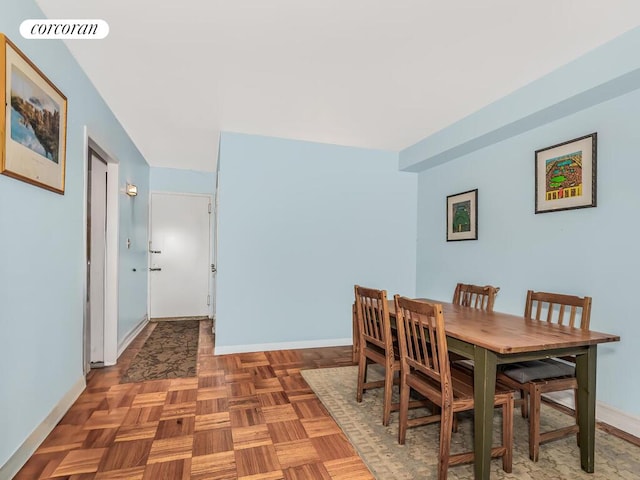dining space with visible vents and baseboards